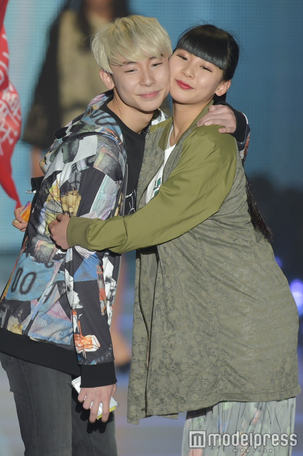 ステージ先端ではほっぺをぴたっ！（C）モデルプレス