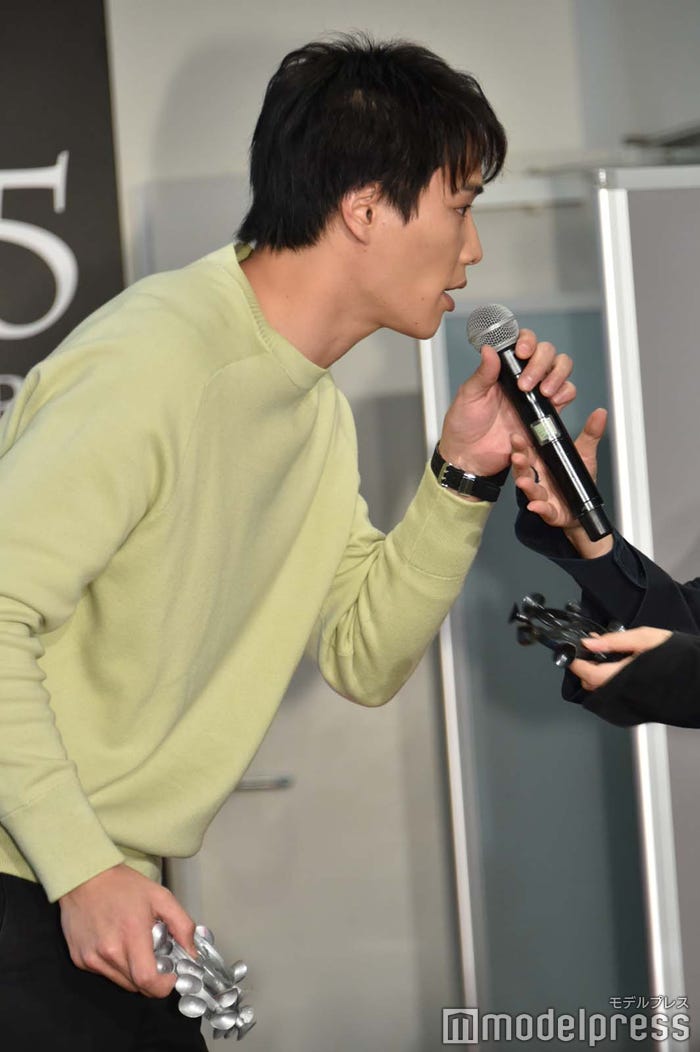 「これマイクも持つんですか?」と天然を発揮する鈴木伸之 (C)モデルプレス