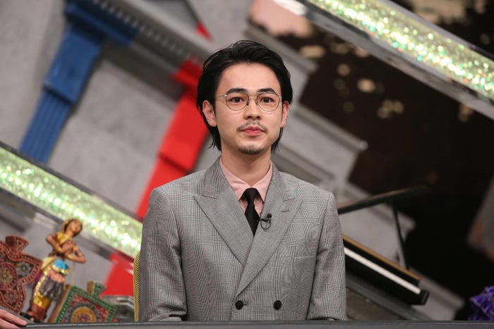 メガネ ひげ姿の成田凌 色気溢れる モデルプレス