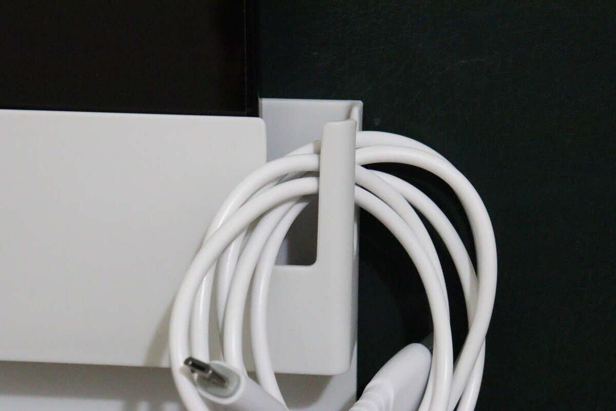 セリアのロッカー用スマホホルダーはイヤホンやケーブルを収納できる