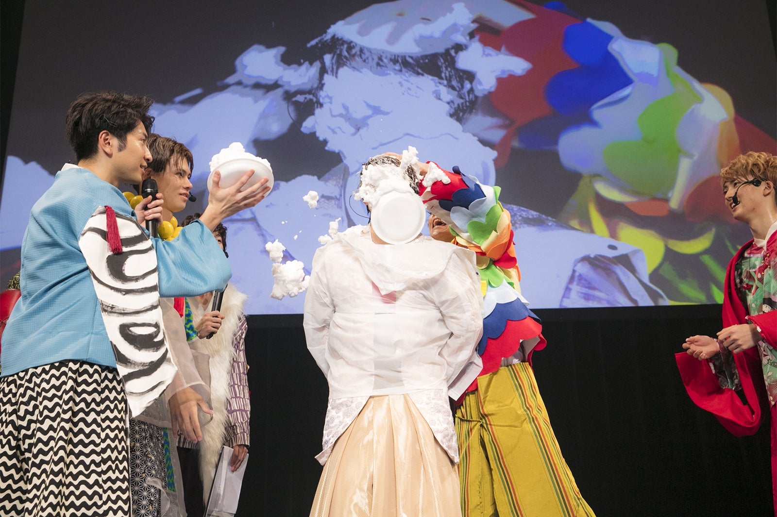 新成人タカシを祝福（画像提供：スターダスト音楽出版）