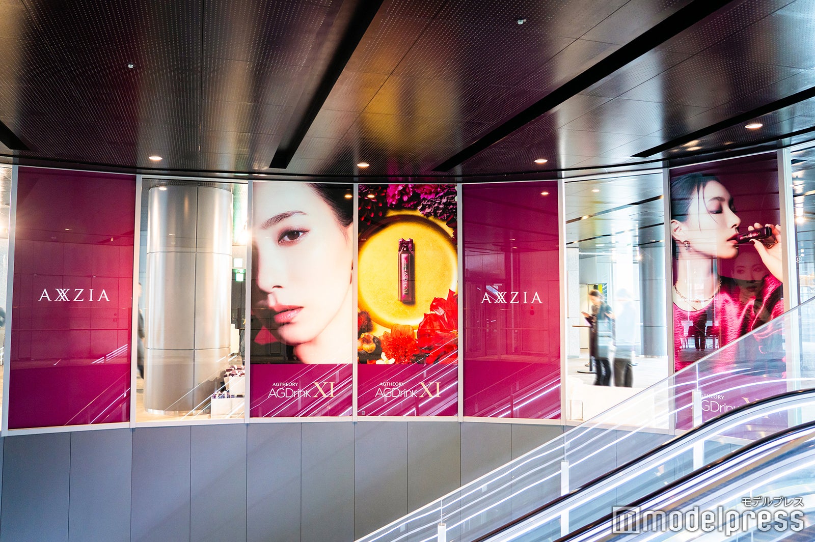 エントランスには大きな「AGTHEORY AGドリンクXI」の装飾が登場（C）モデルプレス