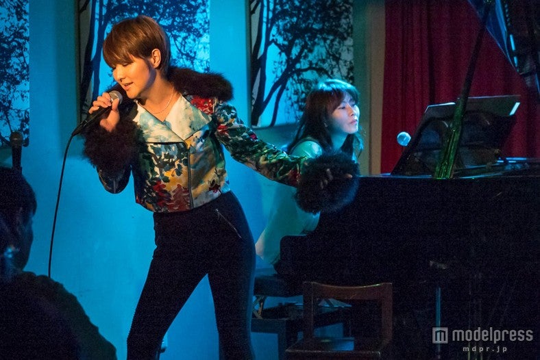 “国際結婚”テーマに中国語で歌唱する希良梨（C）KEITA HAGINIWA