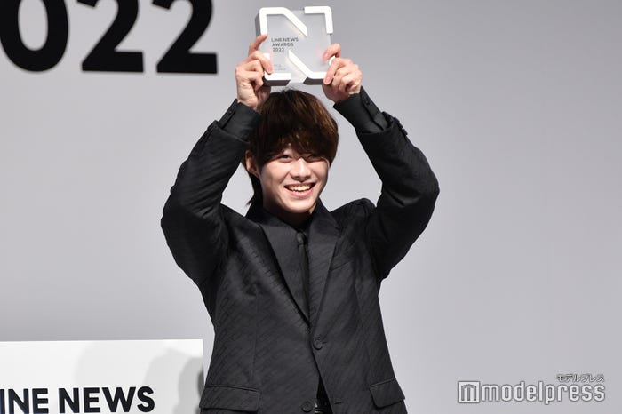 初めてではないが「初めてもらった」というトロフィーをかかげ笑顔を見せた大橋和也(C)モデルプレス