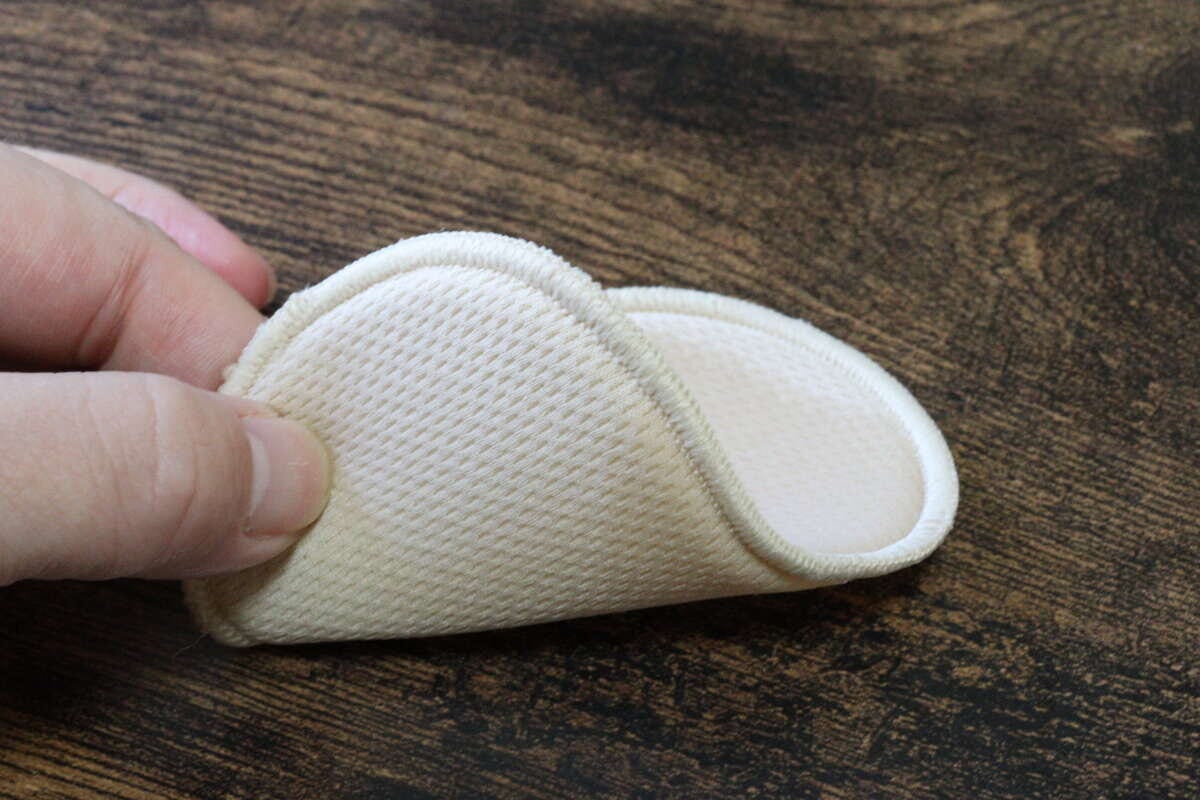 胸元汗とりパッド　裏面