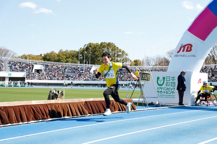 スタートダッシュを決める草なぎ剛/提供:日本財団パラリンピックサポートセンター