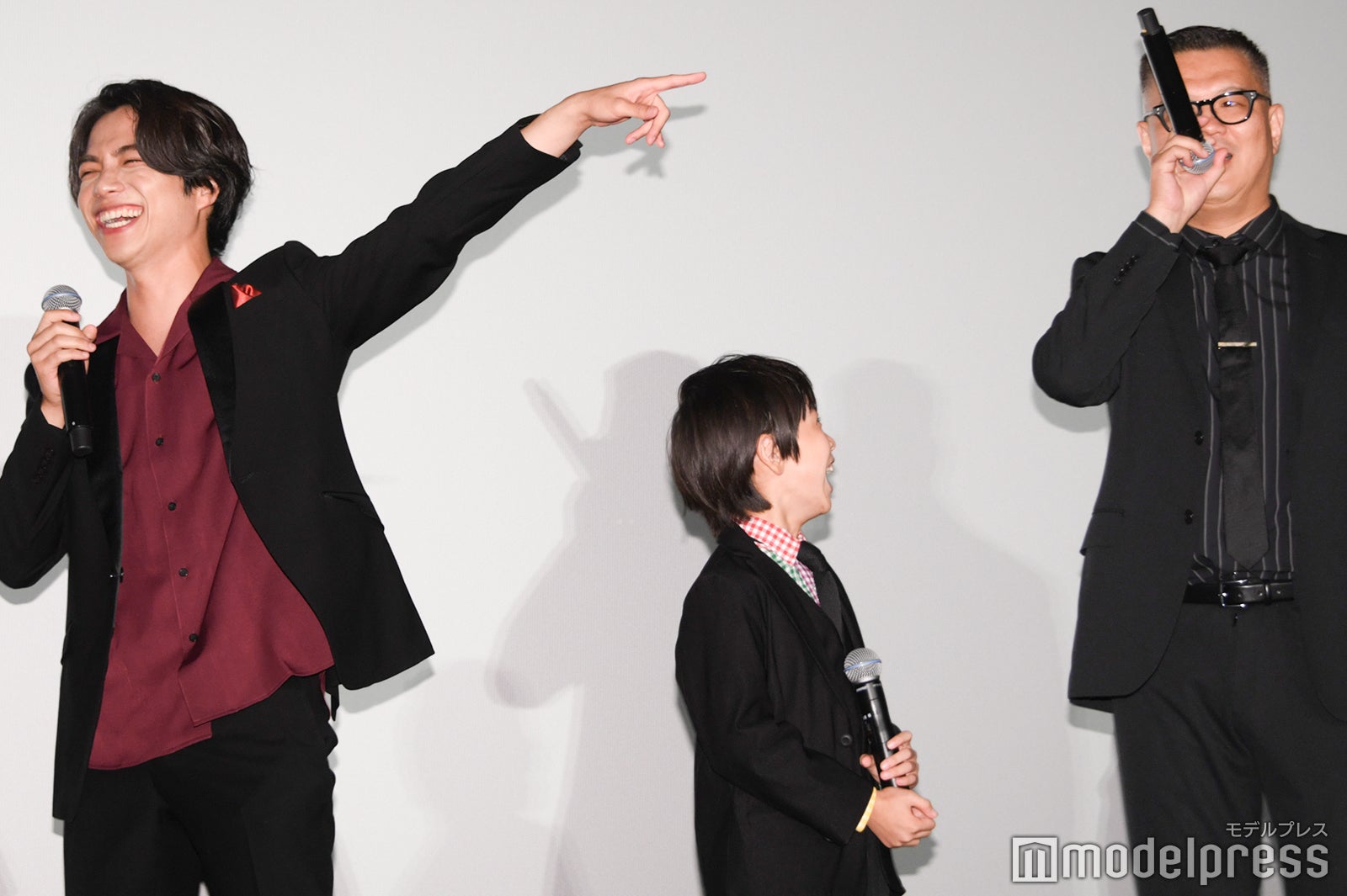 役者モードの長谷川忍（右）のマイクの持ち方にツッコミを入れる重岡大毅（C）モデルプレス