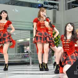 「都会っ子 純情(2012神聖なるver)」を披露する℃-ute
