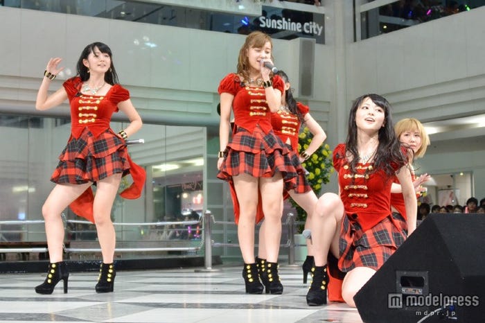 「都会っ子 純情(2012神聖なるver)」を披露する℃-ute