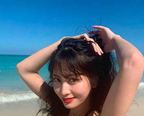 TWICEモモ、美バストちらりの水着ショットに絶賛相次ぐ