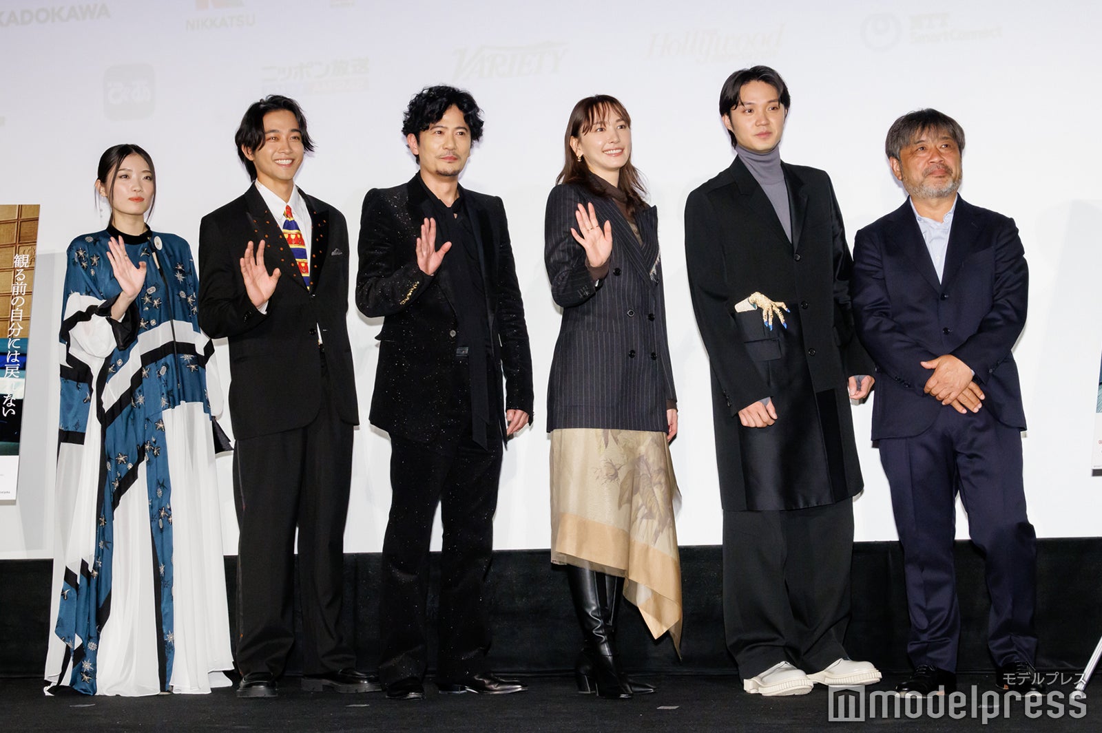（左から）東野絢香、佐藤寛太、稲垣吾郎、新垣結衣、磯村勇斗、岸善幸監督（C）モデルプレス