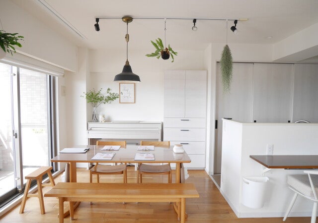 散らかるのは床に物を置くから！片づけのプロもやってる「床置き防止テクニック」3選