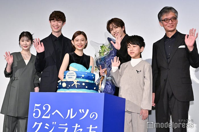 (左から)小野花梨、宮沢氷魚、杉咲花、志尊淳、桑名桃季、成島出監督(C)モデルプレス