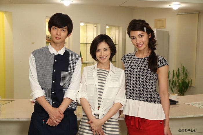 (左から)千葉雄大、ゲストの塚本まり子、秋元才加