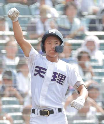 天理が大勝で9年ぶり4強進出！主将・金本がまた決勝弾 低反発バット導入後、史上2人目の1大会2本塁打 背番号10・橋本が完封でエース温存にも成功