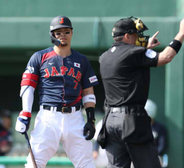 侍ジャパン 佐藤輝明が初のピッチクロック違反 残り8秒までに構えず球審が指摘 1ストライクからスタート→空振り三振 若月はピッチコムに不具合で機器交換