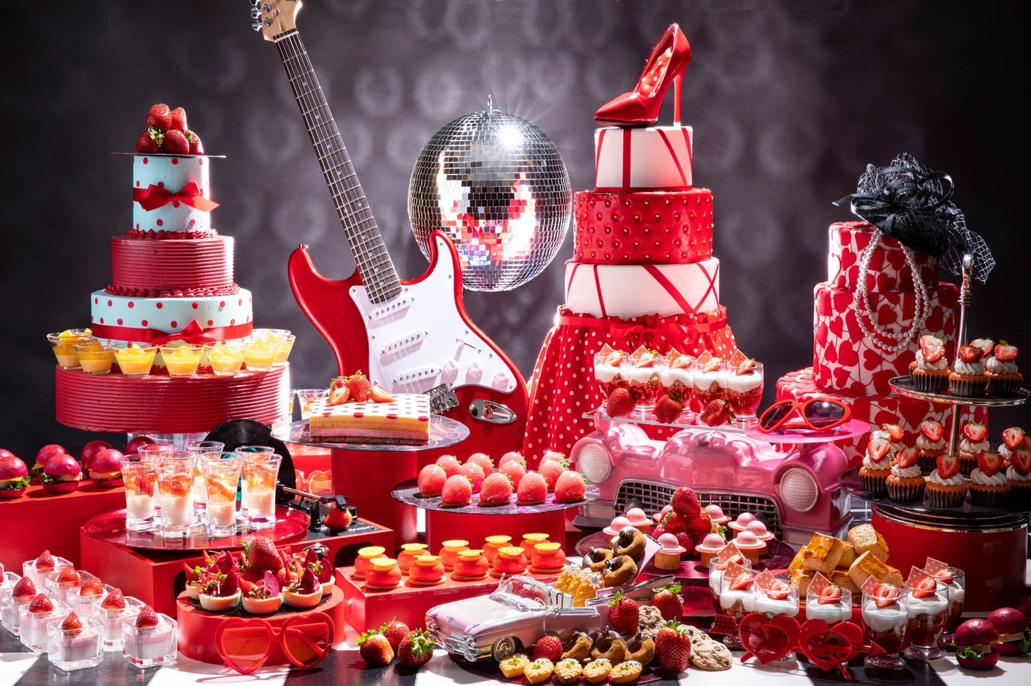 コンラッド東京「ストロベリー・ポッブ・スイーツビュッフェ」50年代アメリカから着想の水玉&苺スイーツ