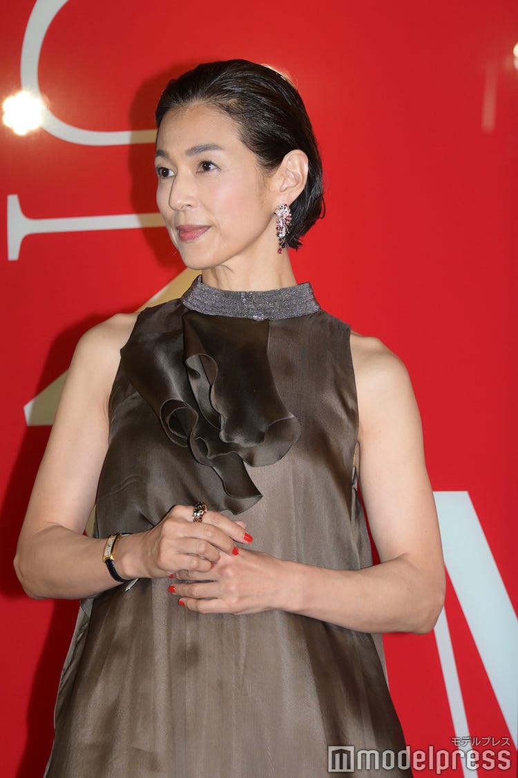 鈴木保奈美 model press 画像11/17) 鈴木保奈美「ムキムキに見える」ボディライン際立つドレス姿に絶賛の声「引き締まっててかっこいい」「気品に溢れてる」 - モデルプレス
