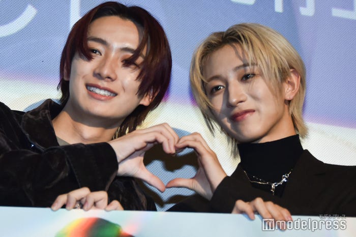 ハートポーズを作る冨田侑暉、NAOYA(C)モデルプレス