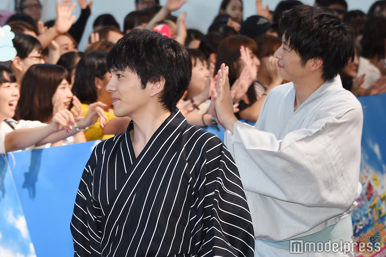 ファンを眺める林遣都、ファンに手を振る田中圭（C）モデルプレス