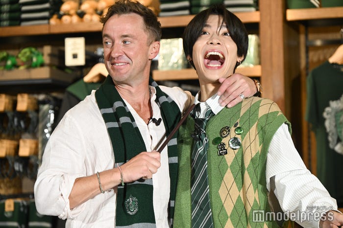 トム・フェルトンからのサプライズに腰を抜かした松島聡(C)モデルプレス