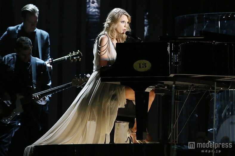 「第56回グラミー賞」でパフォーマンスをしているテイラー・スウィフト／photo：Getty Images