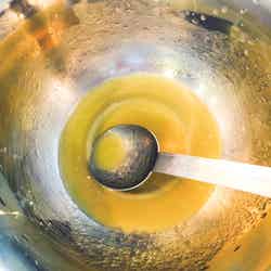 手順4：ボウルに鶏がらスープの素、レモン汁、水大さじ1、を入れよく混ぜマリネ液を作る／画像提供：柏原歩