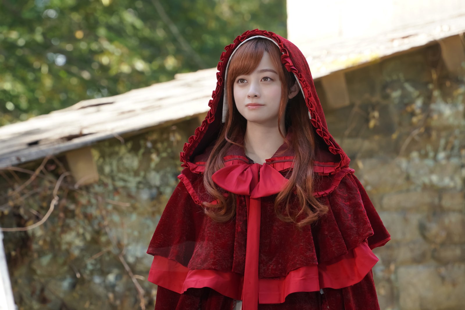 橋本環奈・新木優子・岩田剛典「赤ずきん、旅の途中で死体と出会う。」初の映像解禁 完成度高すぎるキャラクターカットも