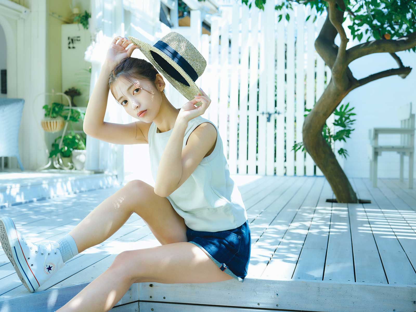 美人YouTuber・ゆん、腹チラ＆スラリ美脚でグラビア登場 “ガラスの靴