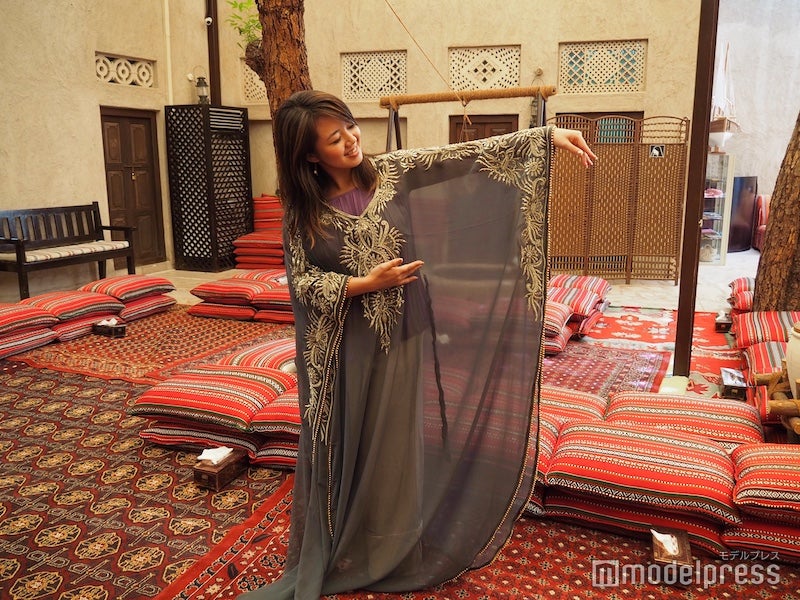 種類豊富に用意されているアバヤの中からお気に入りを選んで試着体験をさせてもらえる（C）モデルプレス