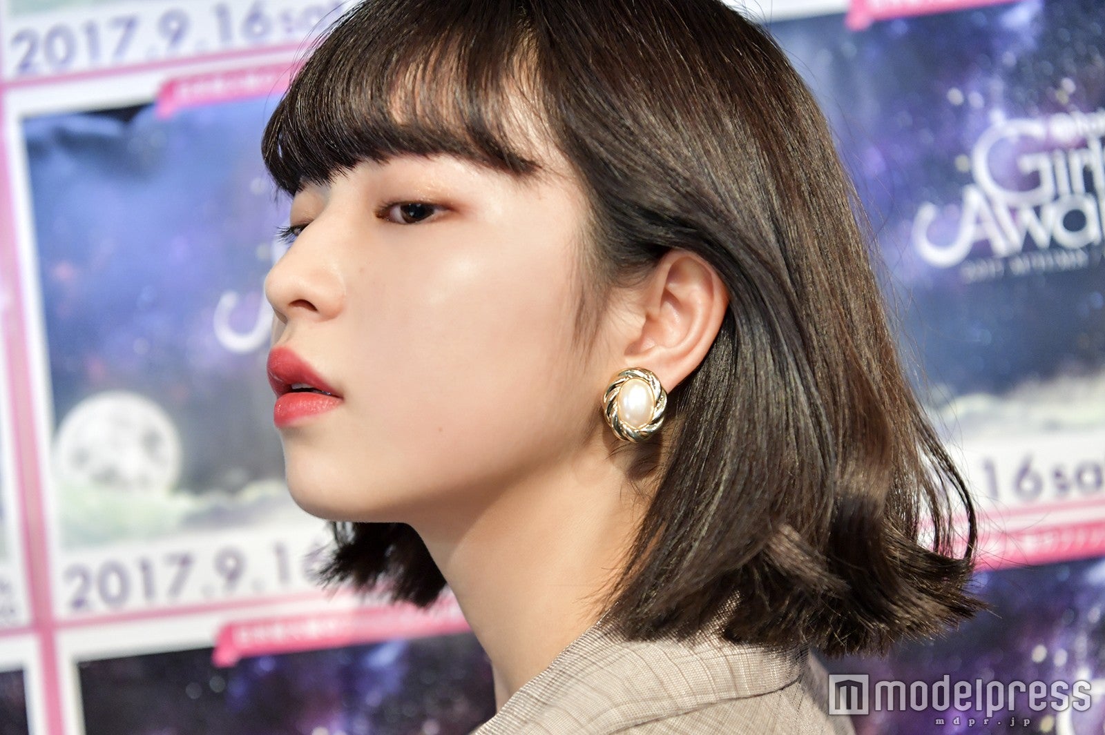 アクセサリーが華やか（C）モデルプレス