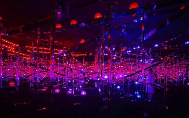 「チームラボ 永遠の海に浮かぶ無常の花」展/画像提供:チームラボ