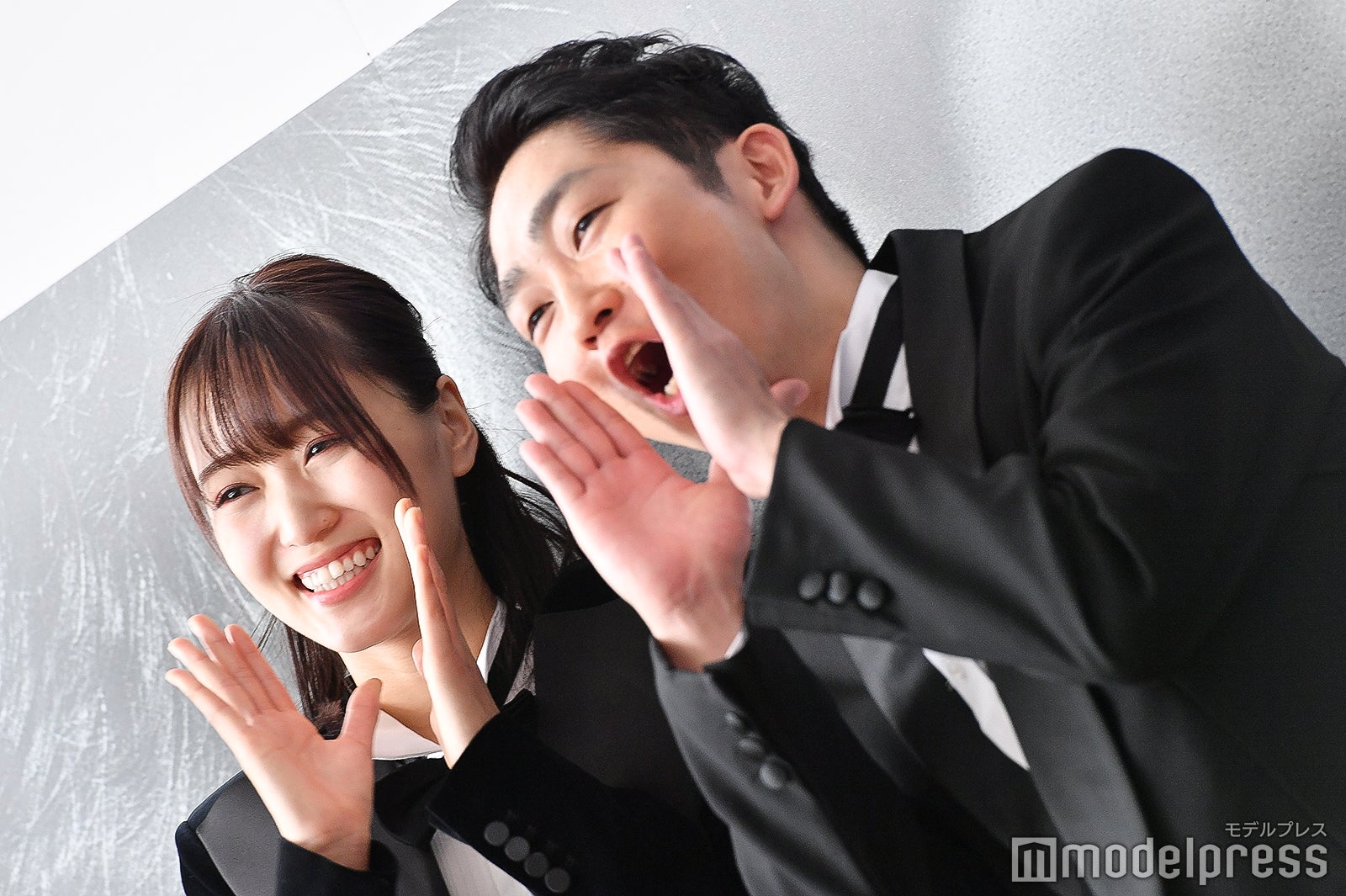 菅井友香、石田明（C）モデルプレス