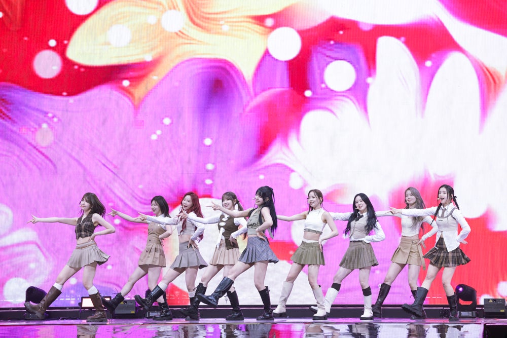 NiziU（C）ASEA 組織委員会