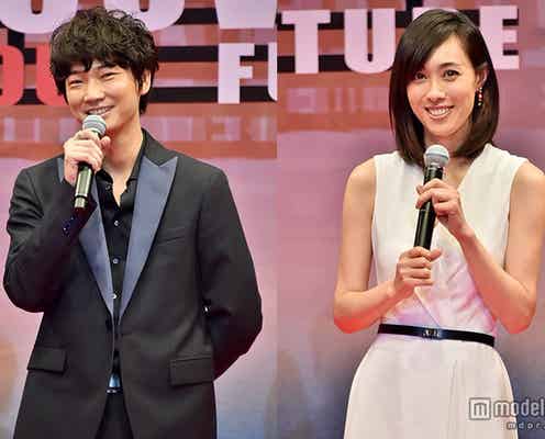 綾野剛、吹石一恵への気遣いに黄色い歓声 ハプニングにも冷静に対応