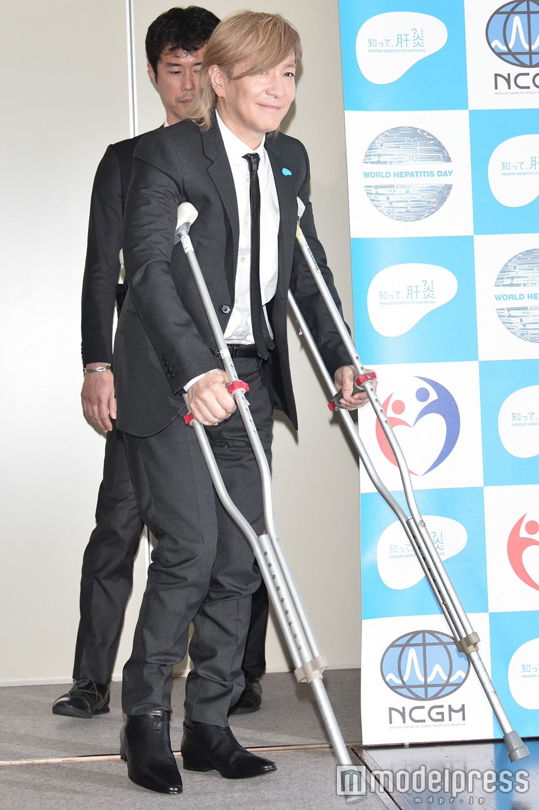 小室哲哉、松葉杖姿で登場　現状を明かす（C）モデルプレス