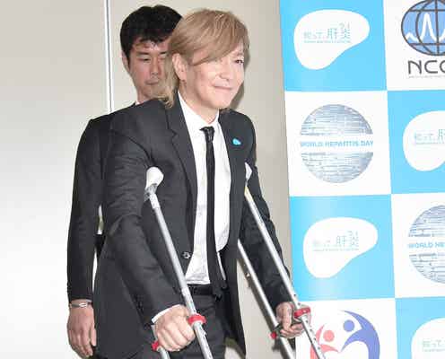 小室哲哉、松葉杖姿で登場 現状を明かす
