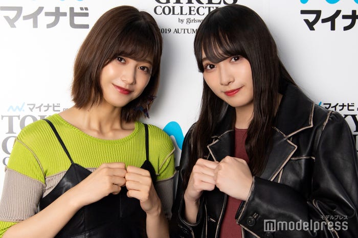 シャッターに合わせて同じポーズ“グー”をする渡邉理佐&渡辺梨加(C)モデルプレス