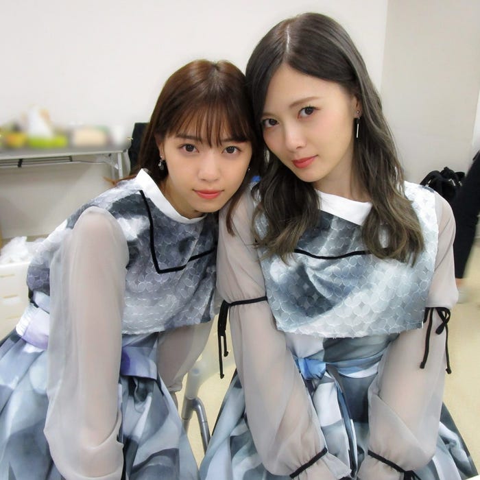 顔を寄せて写真に収まる白石麻衣と西野七瀬(撮影:斉藤優里)/乃木坂46写真集「乃木撮VOL.02」(講談社)撮影/乃木坂46