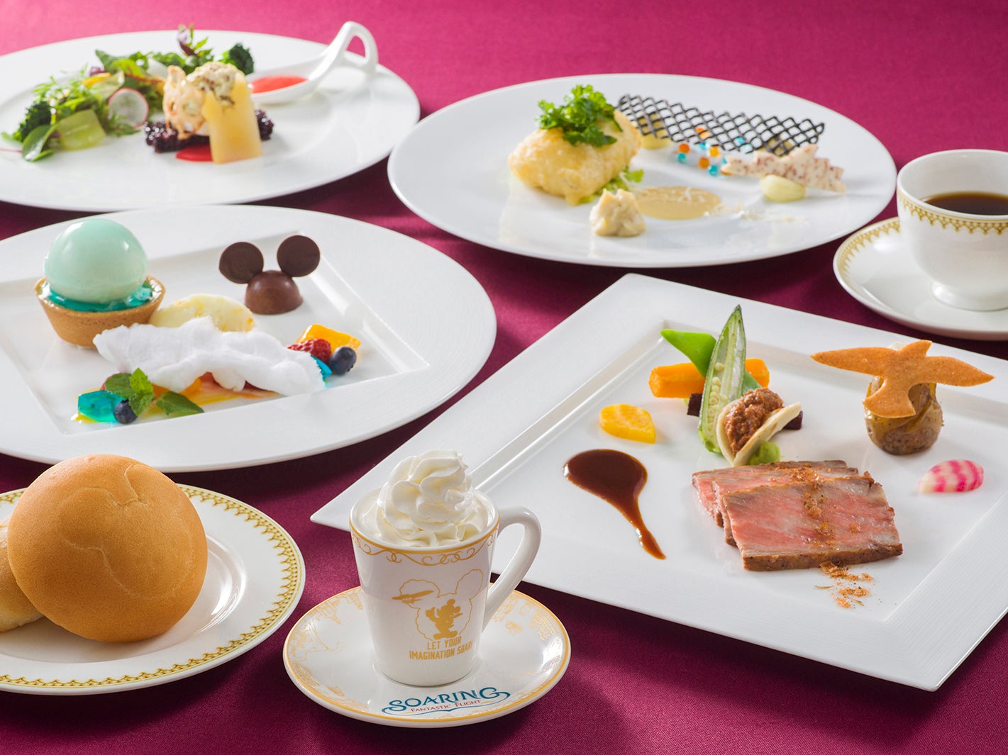 シェフのおすすめコース、スーベニアカップ＆ソーサー付き11,000円 （C）Disney