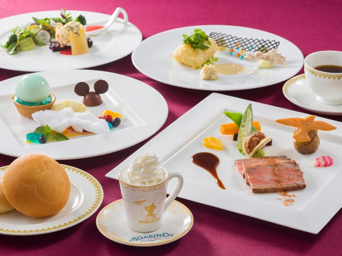 シェフのおすすめコース、スーベニアカップ&ソーサー付き11,000円 (C)Disney