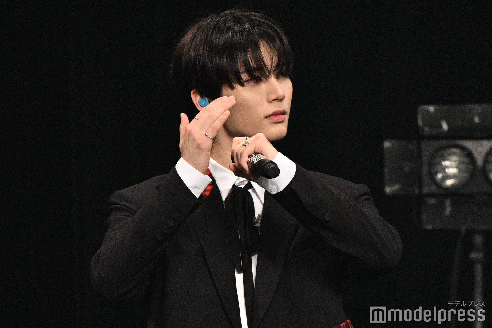 マイクを持ちながらも懸命に拍手するTAESAN（テサン）（C）モデルプレス