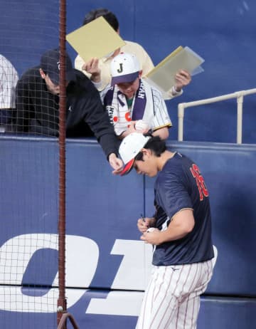 大谷翔平が即席サイン会 キャッチボール後に野球少年へ→ファンが左翼ポール際へ大移動 試合前練習のスタンドが沸く 