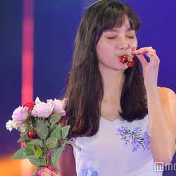 モデルプレス - 新川優愛、さくらんぼにキス モテ系ミニワンピで笑顔振りまく<TGC2018S/S>