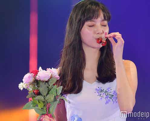 新川優愛、さくらんぼにキス モテ系ミニワンピで笑顔振りまく<TGC2018S/S>