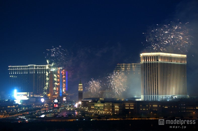 オープニングパーティーで盛大に打ち上げられた花火には、大歓声が上がった。