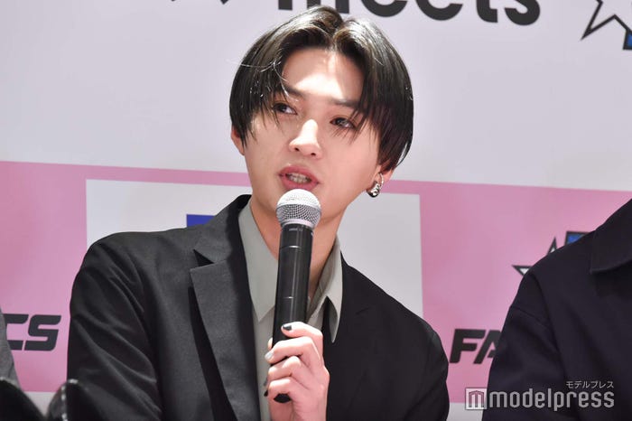 手にネイルを施していた八木勇征 (C)モデルプレス