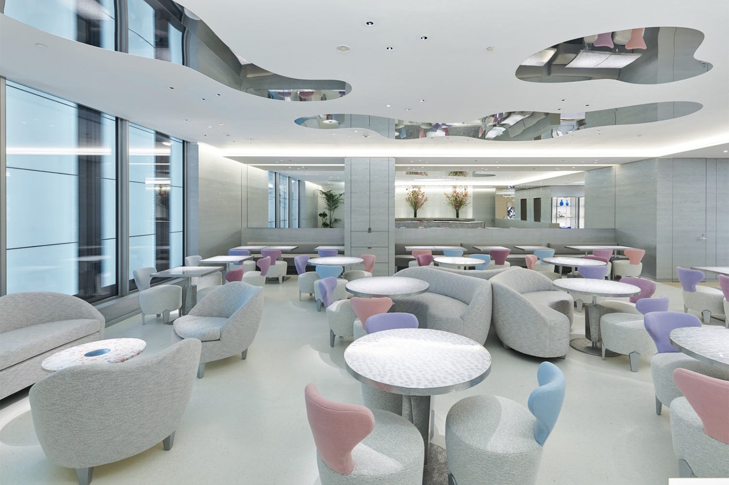 日本初“カフェディオール”へ!優美な食器とメゾンの世界に酔いしれて