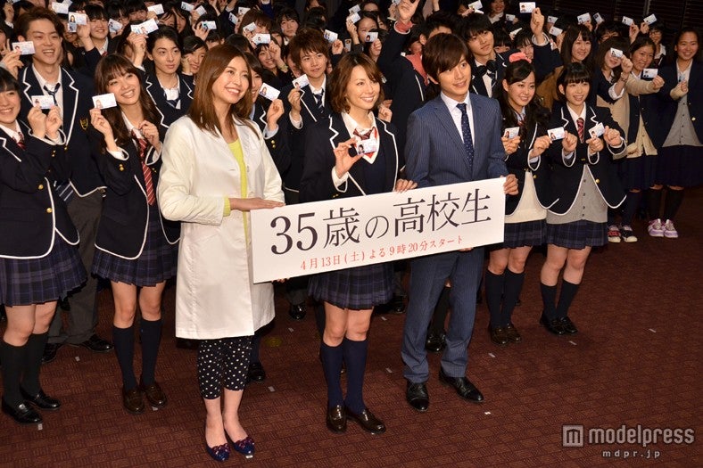 中央左から：片瀬那奈、米倉涼子、溝端淳平