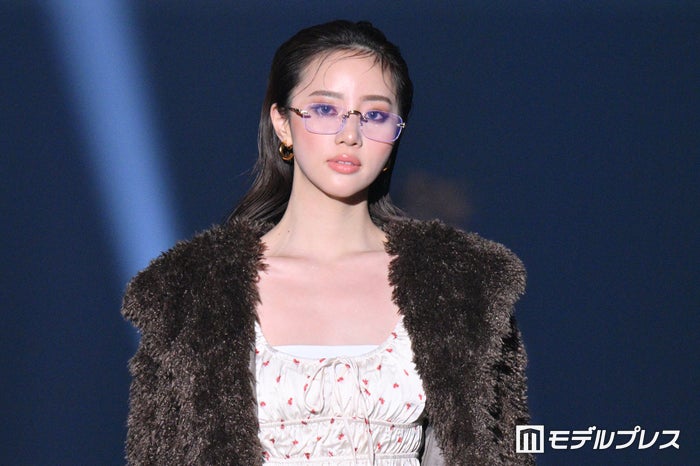 中町綾、リムレスメガネ×オールバックヘアがお似合い ミニワンピから美脚披露【TGCしずおか2025】